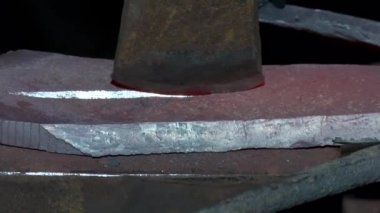 Demirci demir gibi sıcak metalle çalışır.