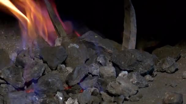 Ferreiro Fogo Aquece Metal Para Forjar Produto Carvão Vermelho Forno — Vídeo de Stock