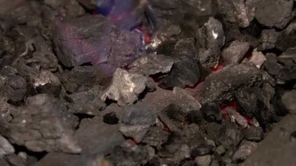 Σιδεράς Μια Φωτιά Θερμαίνει Μέταλλο Για Σφυρηλατήσει Ένα Προϊόν Κόκκινα — Αρχείο Βίντεο
