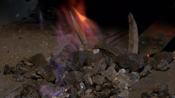 Ferreiro Fogo Aquece Metal Para Forjar Produto Carvão Vermelho Forno — Vídeo de Stock