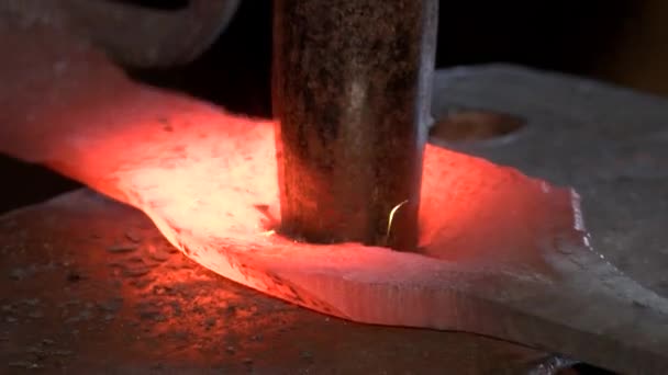 Schmied Arbeitet Mit Eisenhaltigem Heißen Metall — Stockvideo