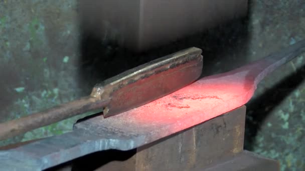 Herrero Trabaja Con Metal Caliente Ferroso — Vídeos de Stock