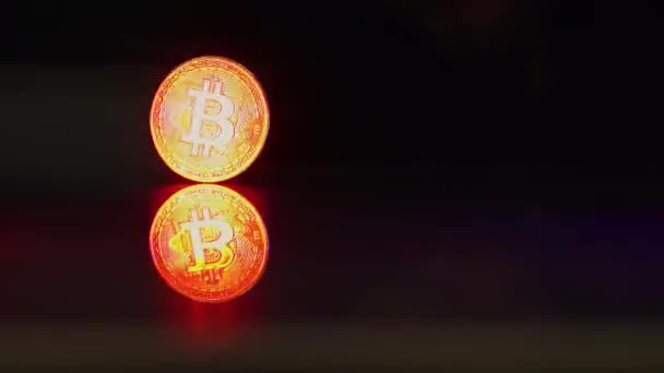 Bitcoin Guldmynt Står Ett Bord Tjuv Lägger Sin Hand Bitcoin — Stockvideo