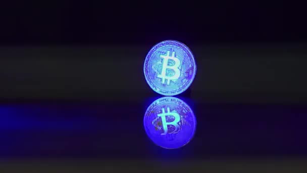 Bitcoin Moneda Oro Encuentra Una Mesa Ladrón Pone Mano Concepto — Vídeos de Stock
