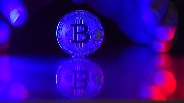 Bitcoin Guldmynt Står Ett Bord Tjuv Lägger Sin Hand Bitcoin — Stockvideo