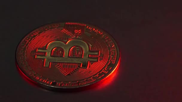 比特币金币站在一个被警灯点亮的桌子上 比特币提取概念 流行的加密货币 — 图库视频影像