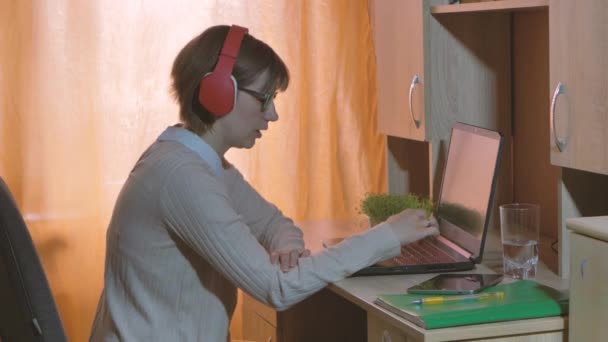 Woman Teacher Sits Table Front Laptop Looks Computer Screen — Vídeo de Stock