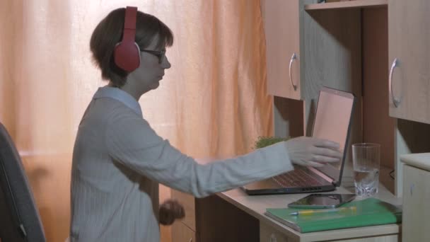 Woman Teacher Sits Table Front Laptop Looks Computer Screen — Vídeo de Stock