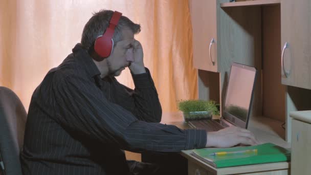 남자는 컴퓨터로 일하고 있습니다 집에서 — 비디오