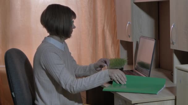 Una Maestra Sienta Una Mesa Frente Portátil Mira Pantalla Computadora — Vídeo de stock