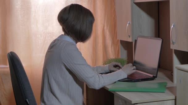 Eine Lehrerin Sitzt Einem Tisch Vor Einem Laptop Blickt Auf — Stockvideo