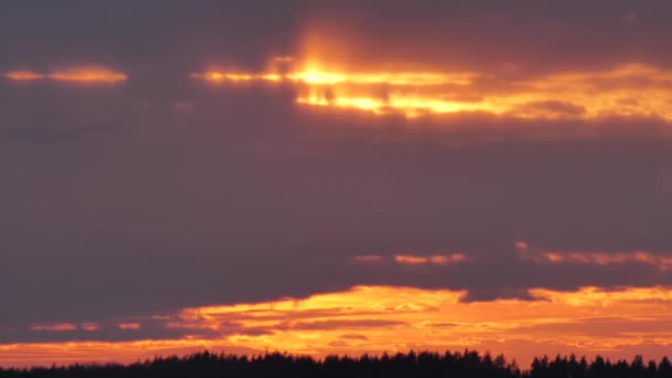 Unscharfer Hintergrund Erstaunlich Dramatischer Sonnenuntergang Hinter Regenwolken Eine Große Leuchtend — Stockvideo