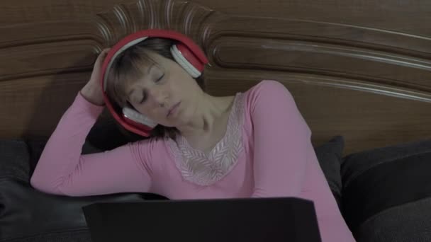 Жінка Сидить Ліжку Ноутбуком Колінах — стокове відео