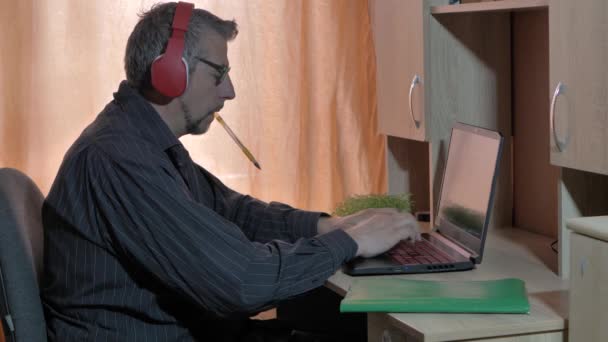 Uomo Sta Lavorando Computer Imparare Distanza Lavoro Casa — Video Stock