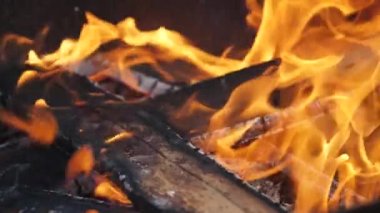 Ateşin güzel alevleri. Ateş yavaş yavaş yanıyor. Ateşin içinde kuru odun yanıkları. Ateşin güzel alevleri