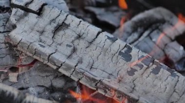Ateşin güzel alevleri. Ateş yavaş yavaş yanıyor. Ateşin içinde kuru odun yanıkları. Ateşin güzel alevleri