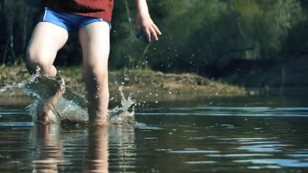 Barnet Springer Barfota Flodstranden Vattenstänk Alla Riktningar — Stockvideo