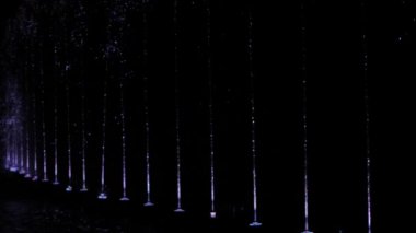 Fıskiyeler geceleri çok renkli ışıklarla aydınlatılır. Işıklar ve suyla gece gösterisi