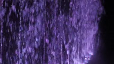 Fıskiyeler geceleri çok renkli ışıklarla aydınlatılır. Işıklar ve suyla gece gösterisi