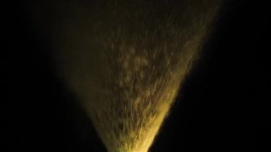 Fıskiyeler geceleri çok renkli ışıklarla aydınlatılır. Işıklar ve suyla gece gösterisi