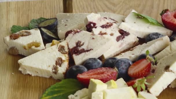 Degustazione Formaggio Con Frutti Bosco Diversità Del Formaggio — Video Stock