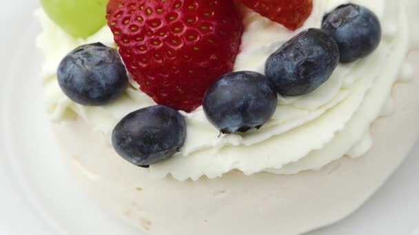 Changement Focus Des Plantules Fraises Sur Gâteau Aux Fraises — Video