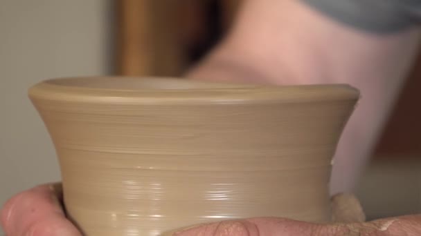 波特手工做了一个黏土杯子 — 图库视频影像