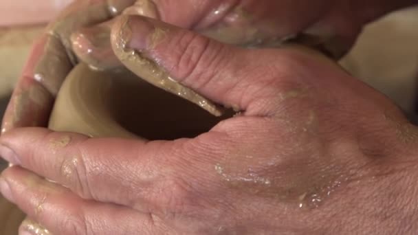 Potter Robi Ręcznie Gliniany Kubek — Wideo stockowe