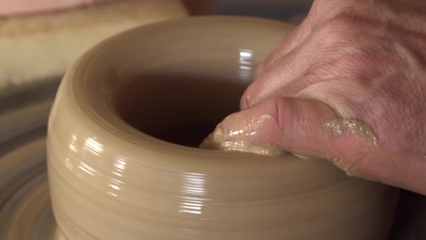 这个陶工手工做了一个黏土杯子 — 图库视频影像