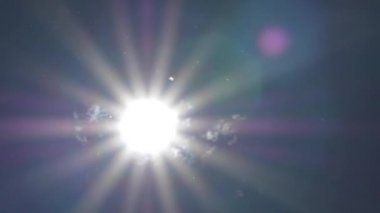 Güneş ışınları. Doğadaki sıcak hava dalgası. Kartallar yavaş uçar. Bulanık arkaplan