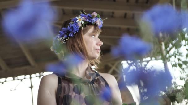 Una Donna Con Una Corona Fiori Stava Preparando Vacanza — Video Stock