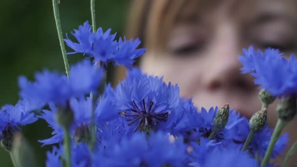 花の花輪を持つ女性が休暇の準備をしていた — ストック動画