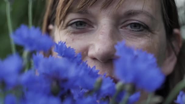 Žena Květinovým Věncem Připravovala Svátek — Stock video