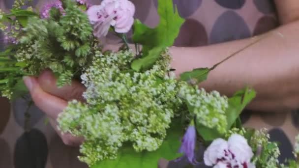 Vrouw Vormt Een Krans Van Weidebloemen Zonnewende Vakantie Tradities — Stockvideo