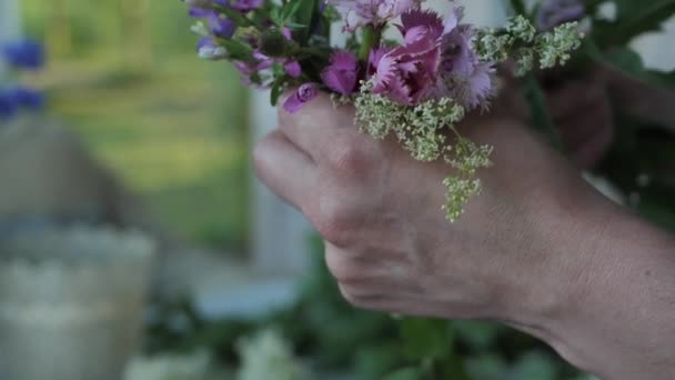 Vrouw Vormt Een Krans Van Weidebloemen Zonnewende Vakantie Tradities — Stockvideo