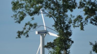 Yel değirmenleri elektrik üretir. Rüzgardan gelen yeşil enerji. Rüzgardan gelen elektrik. Doğadan bağımsız enerji.