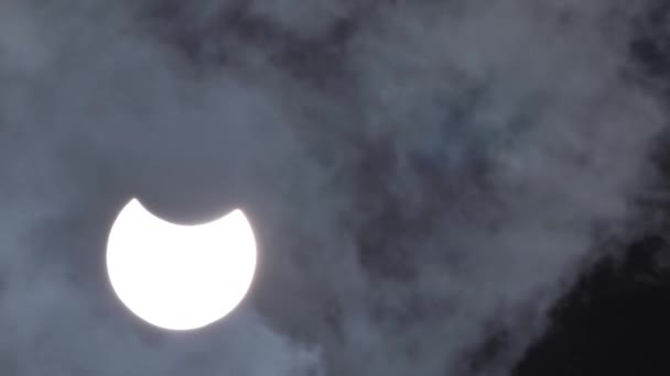 Eclipse Solar Parcial Lua Move Entre Sol Terra Bloqueando Parcialmente — Vídeo de Stock