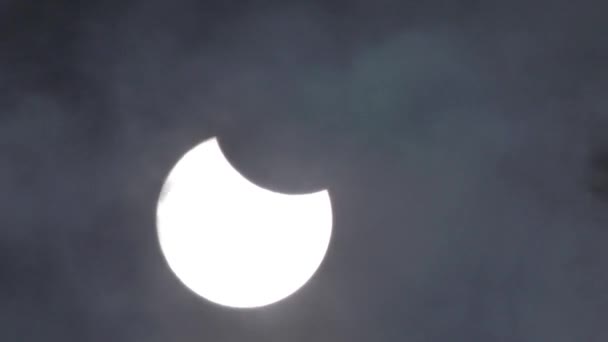 Eclissi Solare Parziale Luna Muove Tra Sole Terra Bloccando Parzialmente — Video Stock