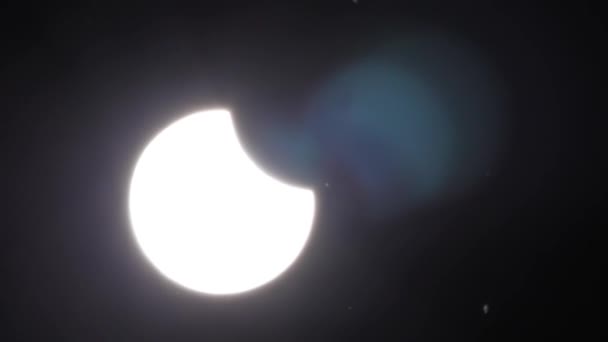 Eclissi Solare Parziale Luna Muove Tra Sole Terra Bloccando Parzialmente — Video Stock