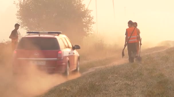 Bomberos Voluntarios Ayudan Apagar Fuego — Vídeos de Stock