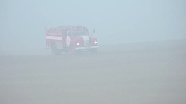 Bombeiros Correram Através Fumaça Para Combate Incêndios Ambiente Desfocado Cinematográfico — Vídeo de Stock