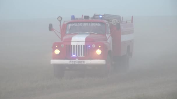 Bombeiros Correram Através Fumaça Para Combate Incêndios Ambiente Desfocado Cinematográfico — Vídeo de Stock