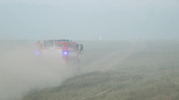 소방관들은 연기를 달려나와 싸움을 벌였다 영화처럼 지역에서 화재때문에 연기와 먼지가 — 비디오