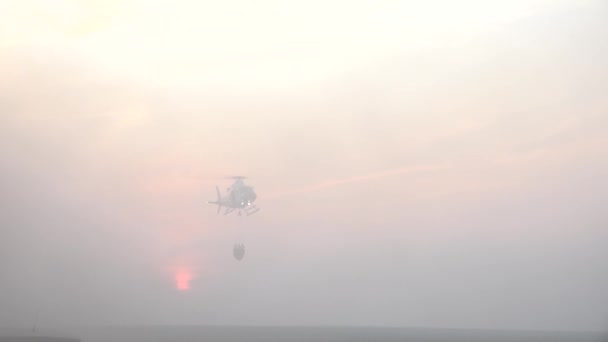 Helikoptern Flyger För Att Fylla Vattentanken Hjälpa Till Att Släcka — Stockvideo