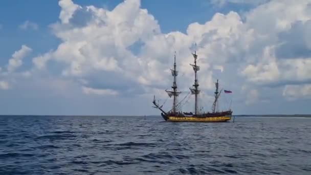 Yelkenli Gemi Deniz Dalgaları Üzerinde Hareket Eder — Stok video