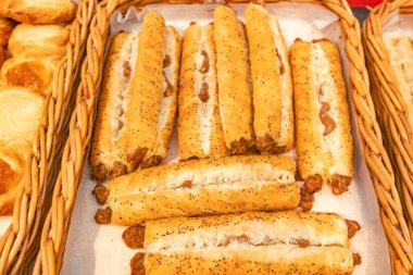 Lezzetli hamur işleri, lezzetli etle dolu, dokuma sepetinde güzelce düzenlenmiş, davetkar dokuyu ve mutfak cazibesini ön plana çıkaran.