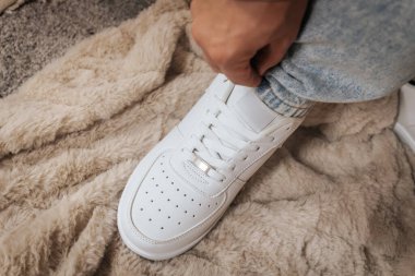 Günlük ayakkabılar rahat bir halıya bağlanıyor, konfor ve stilin karışımını vurguluyor, günlük giysiler ve çağdaş moda trendleri için mükemmel.