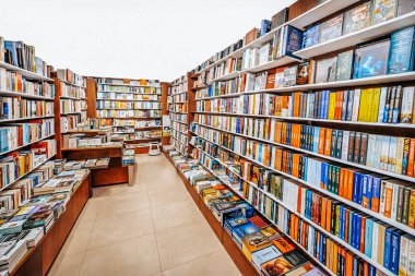 Kitapçıyı davet etmek, rafları çeşitli kitaplarla doldurmak, yeni edebi maceraların keşfi ve keşfine teşvik eden sıcak bir ortam yaratmak.