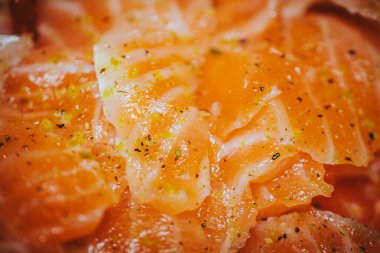 Bir tabakta taze somon fileto dilimleri yakın plan, canlı turuncu renkler ve parlak doku, mutfak sanatı ve gurme mutfağı için mükemmel.