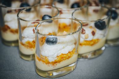 Tatlı fincanlarında krema, yaban mersini ve ezilmiş fındık ile birlikte kremalı katmanlar bulunur. Masada güzelce düzenlenir. Bayram vesilesi ve toplantılar için mükemmeldir.